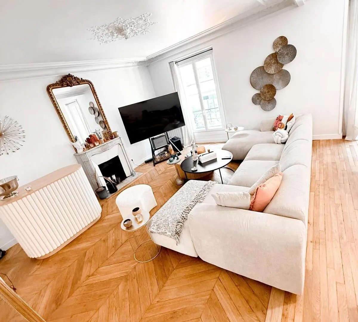 Beautiful 2 Bedroom Haussmann Apartment Parigi