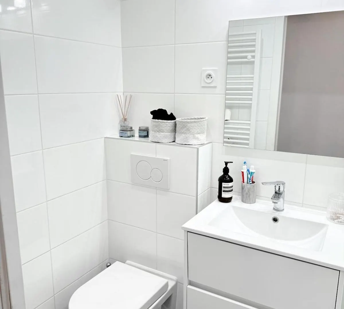 Beautiful 2 Bedroom Haussmann Apartment Parigi